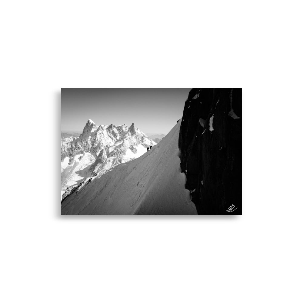 Poster en noir et blanc "Le Chemin des Cimes" par Ilan Shoham, montrant des alpinistes sur les pentes alpines.