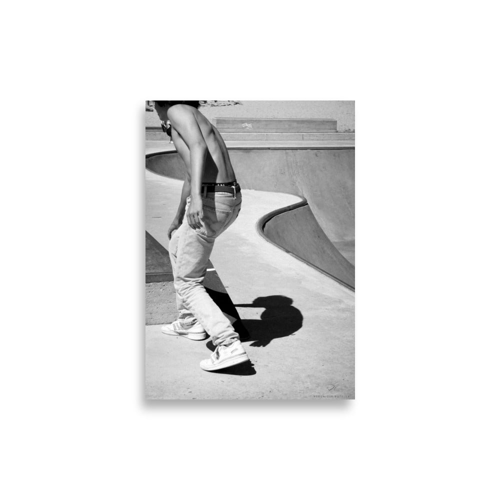 Poster monochrome "Boys are in too" par Véronique Botella, mettant en scène un skateur dans un moment de réflexion urbaine.