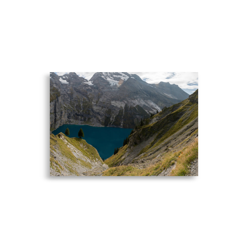 Poster artistique "Refuge d'Azur" montrant un lac de montagne paisible, encadré par des sommets majestueux.