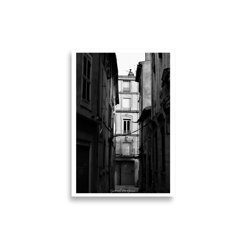Contrastes saisissants de lumière et d'ombre dans une scène de rue urbaine, capturés par Gabriele de Grossi.