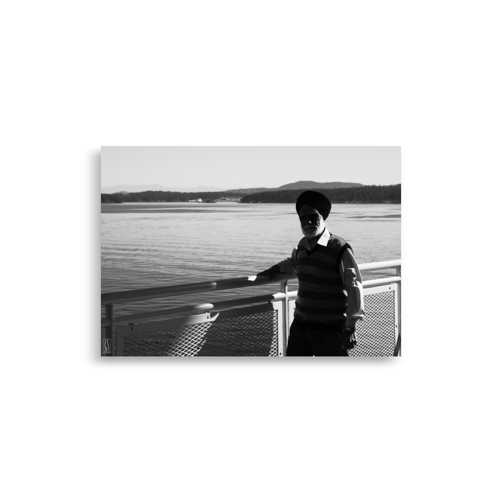 Portrait en noir et blanc d'un homme au turban regardant paisiblement l'eau dans le poster "Turban Ferry" par Galdric Sibiude.