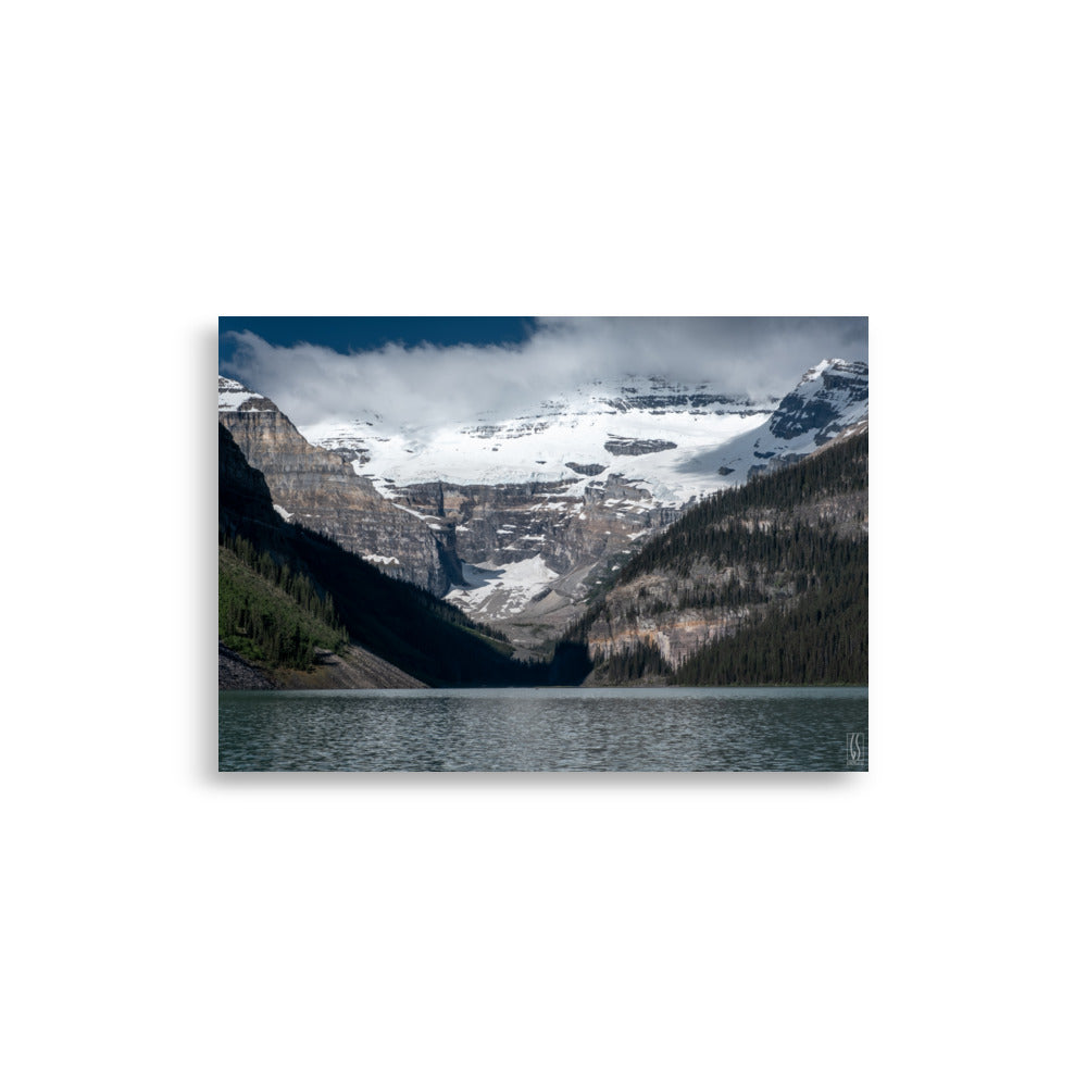 Poster "Majesté Alpine" montrant un paysage impressionnant de montagnes enneigées et d'un lac paisible, reflétant la sérénité des Alpes canadiennes.