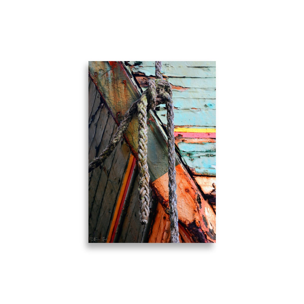 Poster artistique "Trace du Passé" par Noémie Caël, dépeignant un vieux bateau avec une richesse de détails et de couleurs.