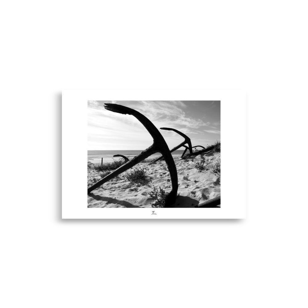 Poster noir et blanc d'une photo en bord de mer avec une ancre ancienne