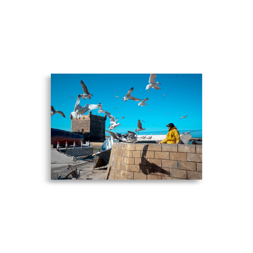 Poster d'un pecheur entouré des oiseaux en brod de mer