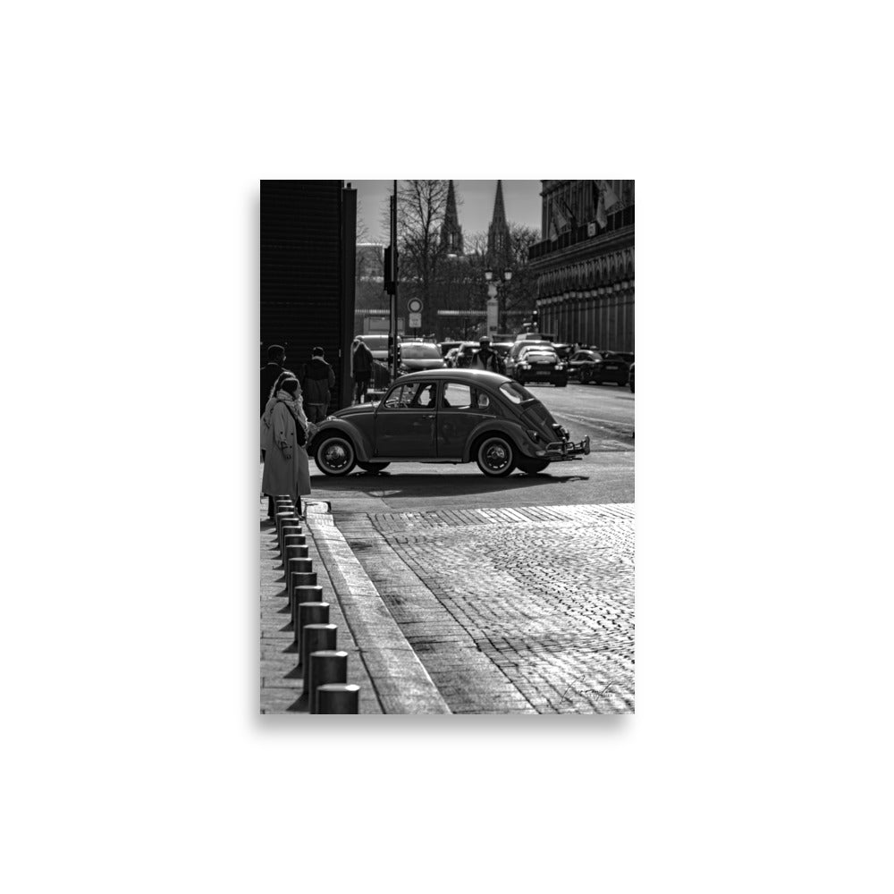 Affiche en noir et blanc d'un vielle voiture vintage dans les rues de paris