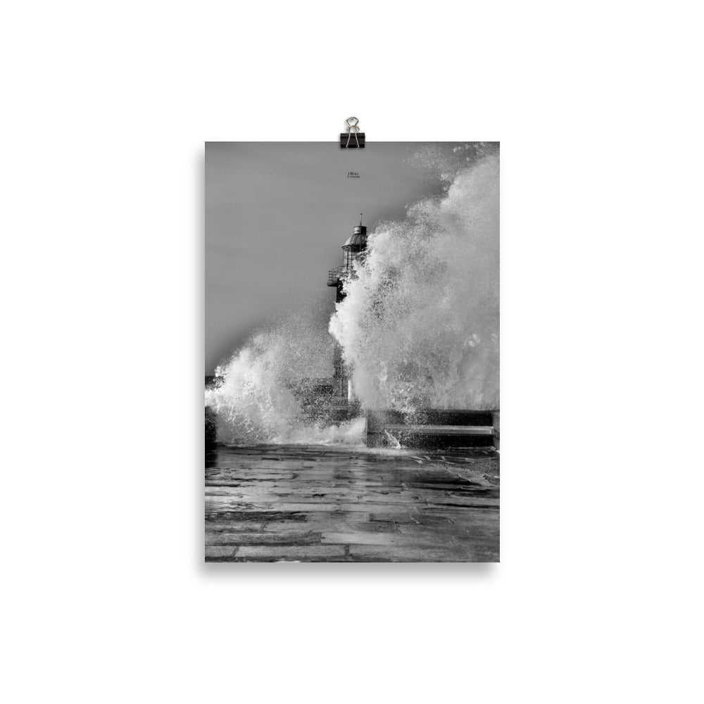 Photographie d'un phare sous les vagues