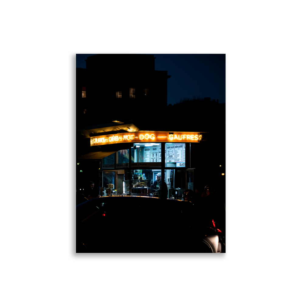 Poster - Kiosque N01 – Photographie de rue en pleine nuit à Paris – De la photographie murale et des posters unique au monde. La boutique de posters créée par Yann Peccard un Photographe français.