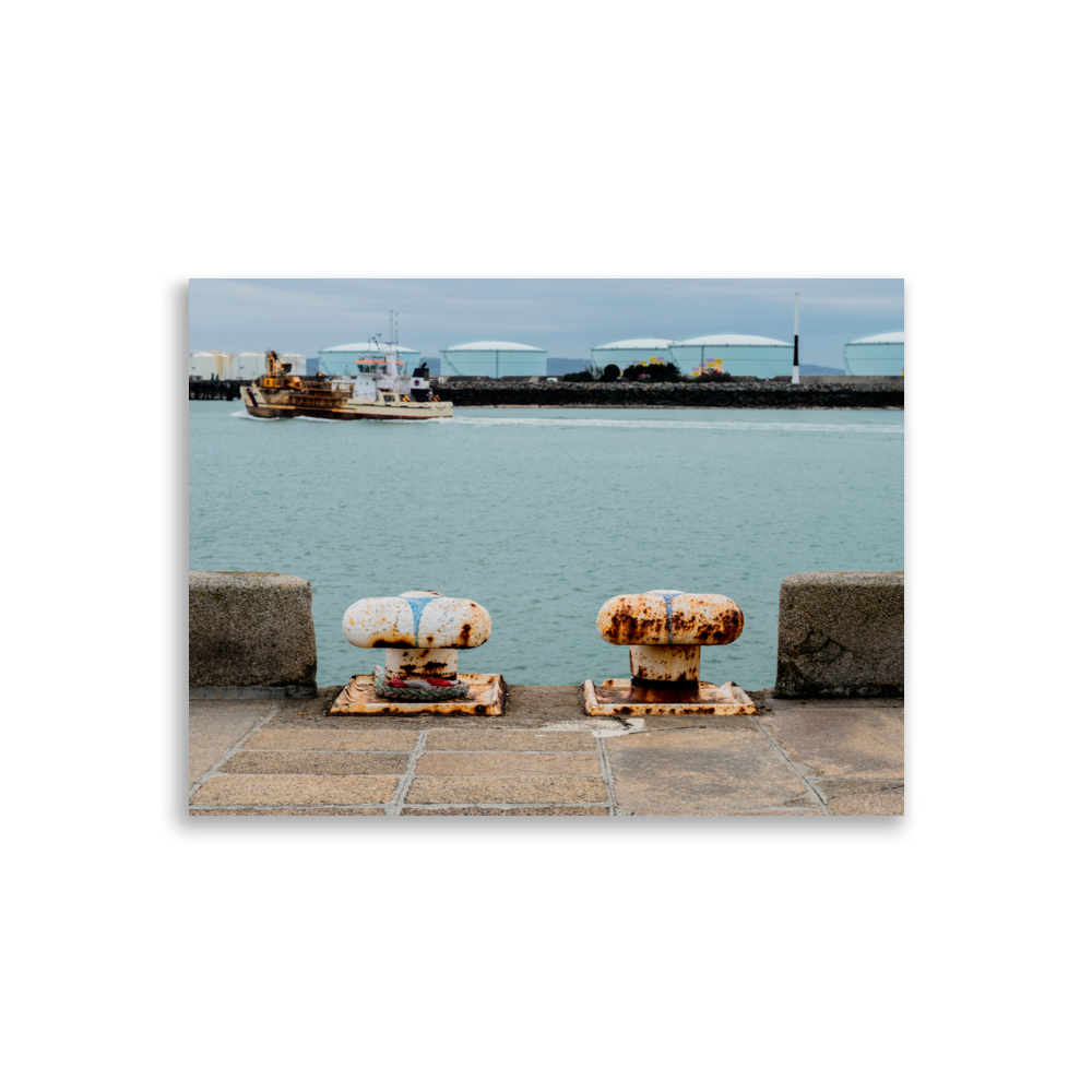 Poster du Havre avec bollards ornés de dessins de strings