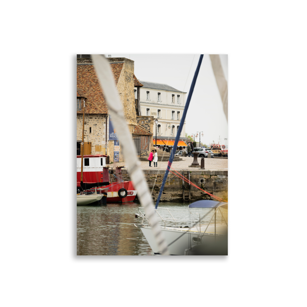 Poster de photographie de rue à Honfleur, deux touristes colorées admirant une photographie près du port de plaisance.