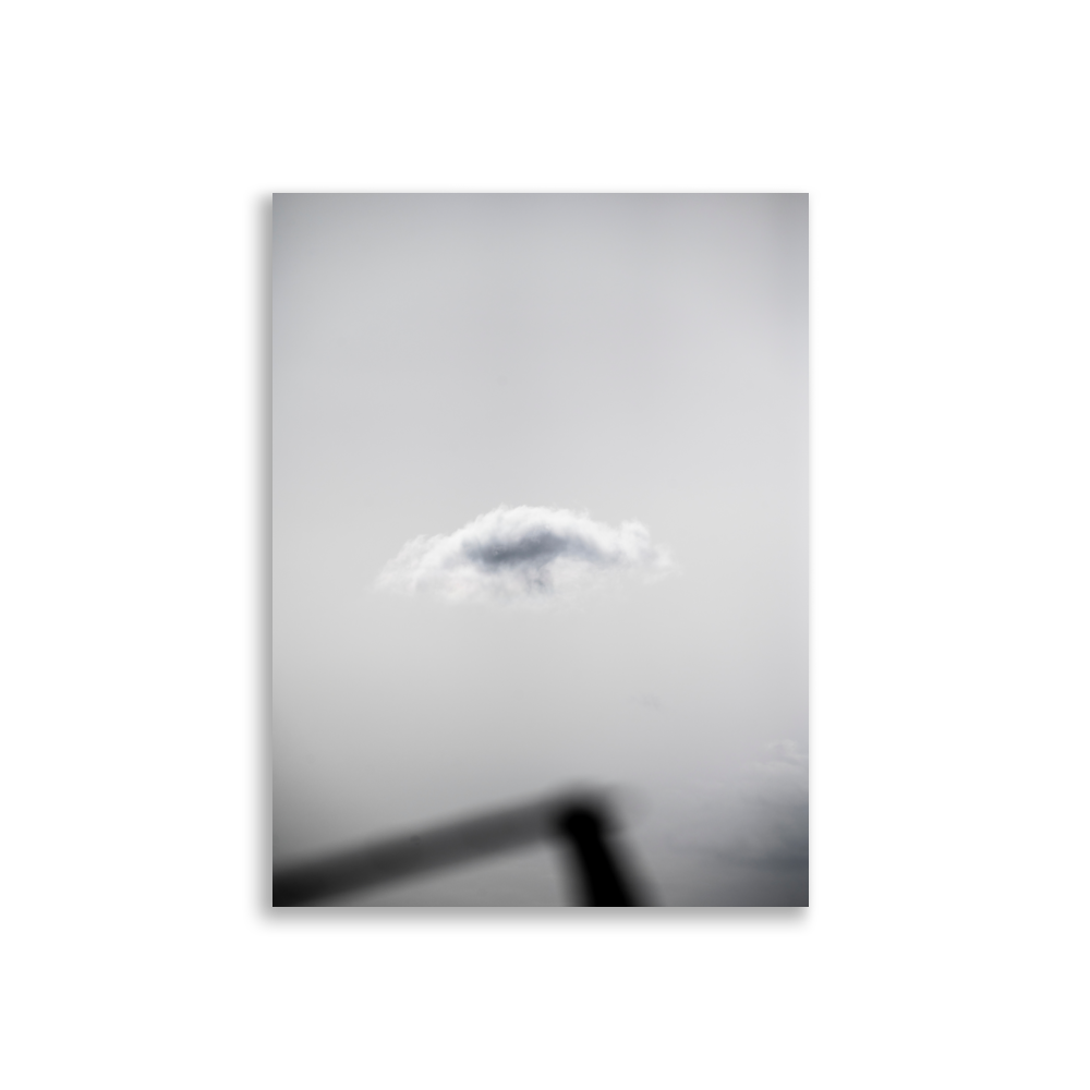 Poster de photographie d'un nuage blanc solitaire dans un ciel gris.