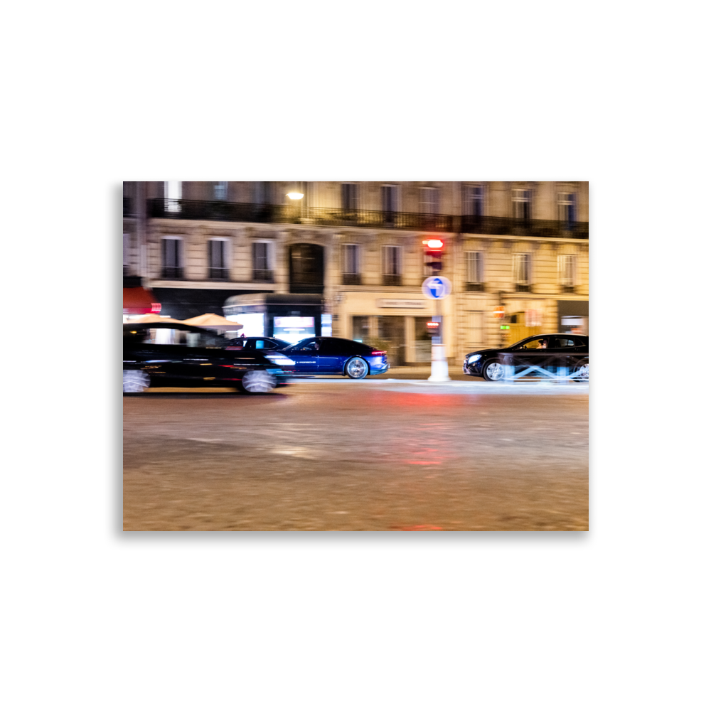 Poster d'une photographie de nuit d'une Porsche Panamera bleue roulant dans les rues de Paris.