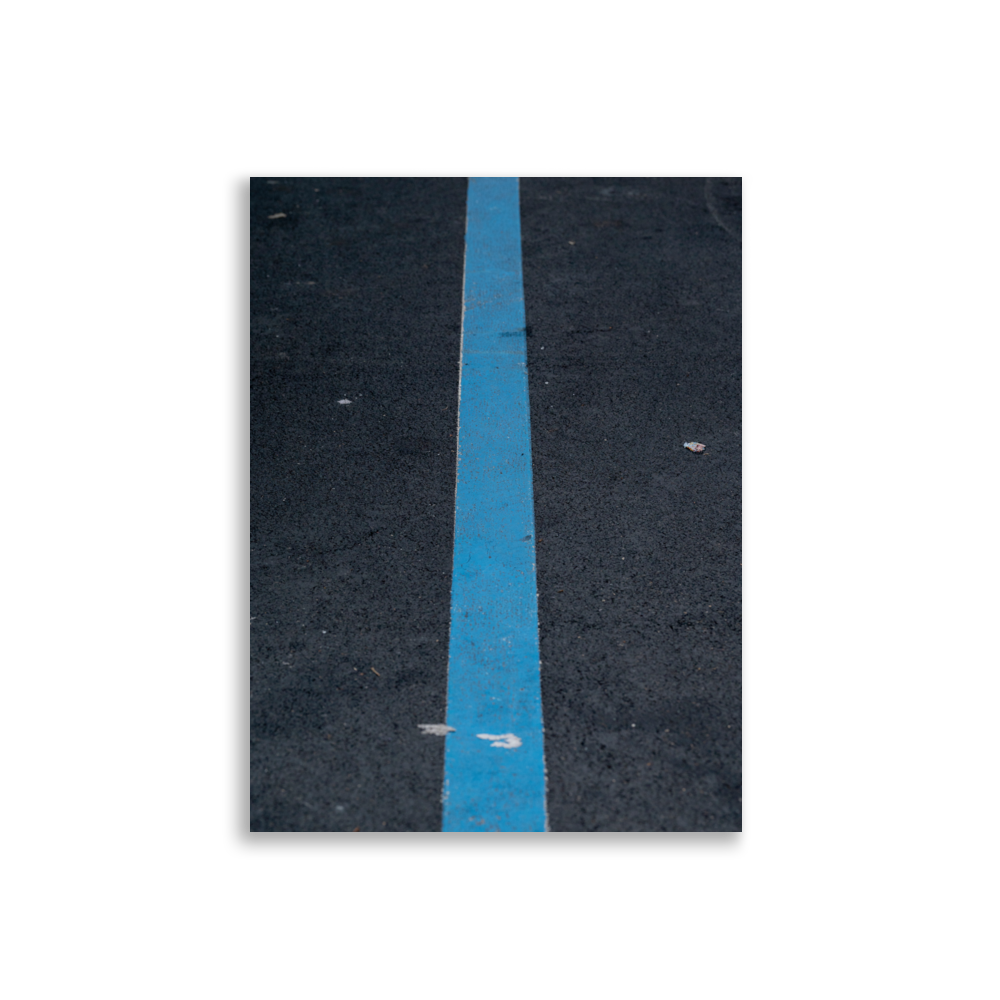 Poster d'une ligne bleue peinte sur la route, signe distinctif de circulation