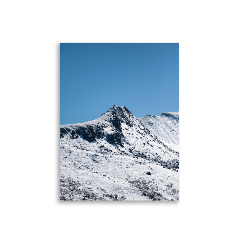 Affiche de photographie d'un pic enneigé dans les Montagnes du Cantal, sans présence humaine.