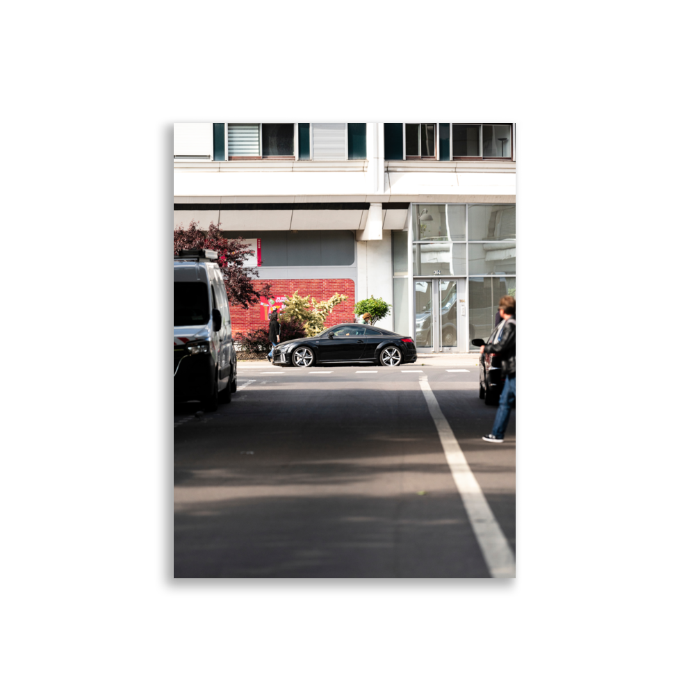 Poster de photographie de rue d'une Audi TT noire garée à Paris, mise en valeur par la lumière du soleil.