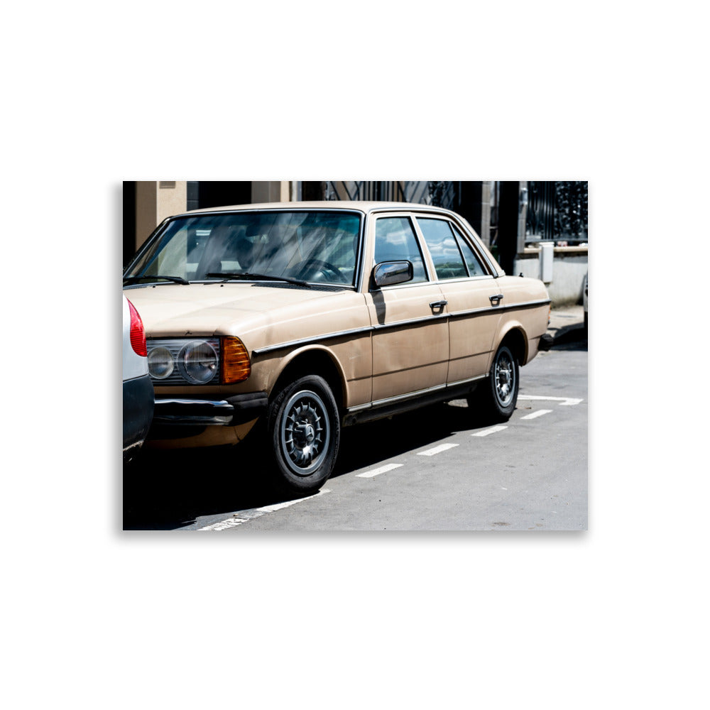 Affiche "Mercedes-Benz 123" montrant une voiture classique Mercedes-Benz dans son jus.