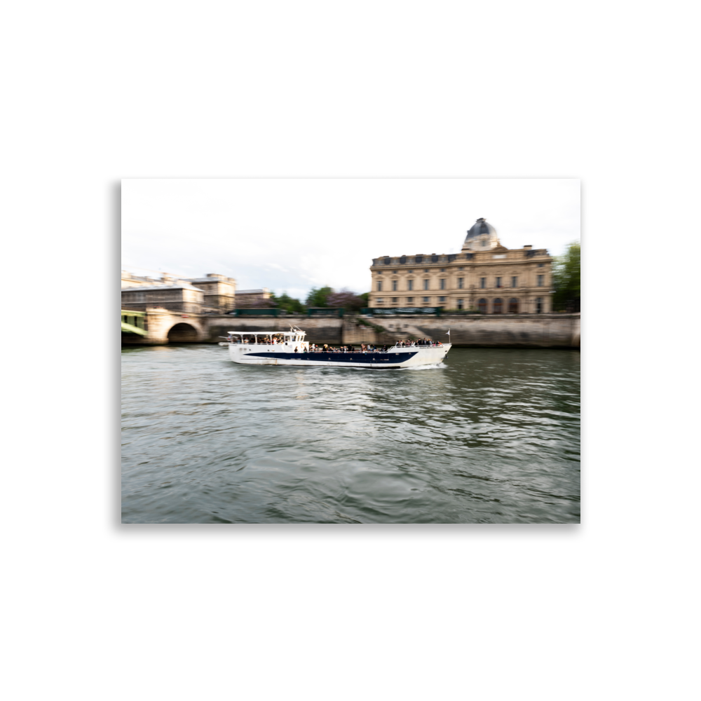 Affiche "Paris Montparnasse Bateau-Mouche" représentant un bateau-mouche sur la Seine à Paris.
