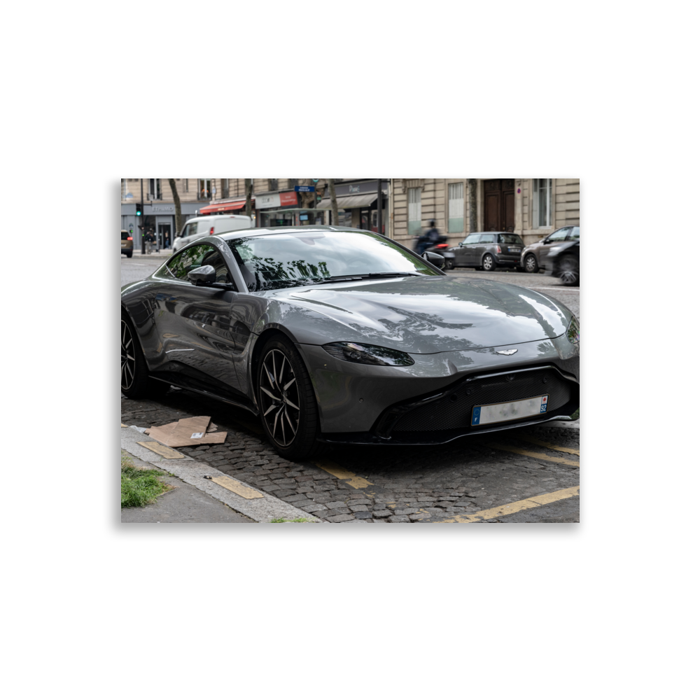 Photographie d'une voiture de sport de luxe Aston Martin Vantage grise garée dans Paris.