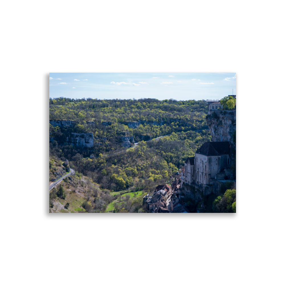 Photographie du paysage de Rocamadour, montrant les constructions impressionnantes érigées sur la roche.