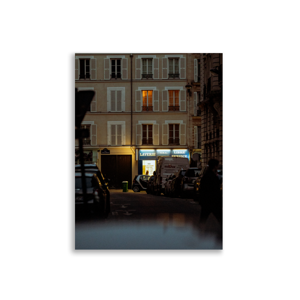 Photographie de nuit d'une laverie à Paris.