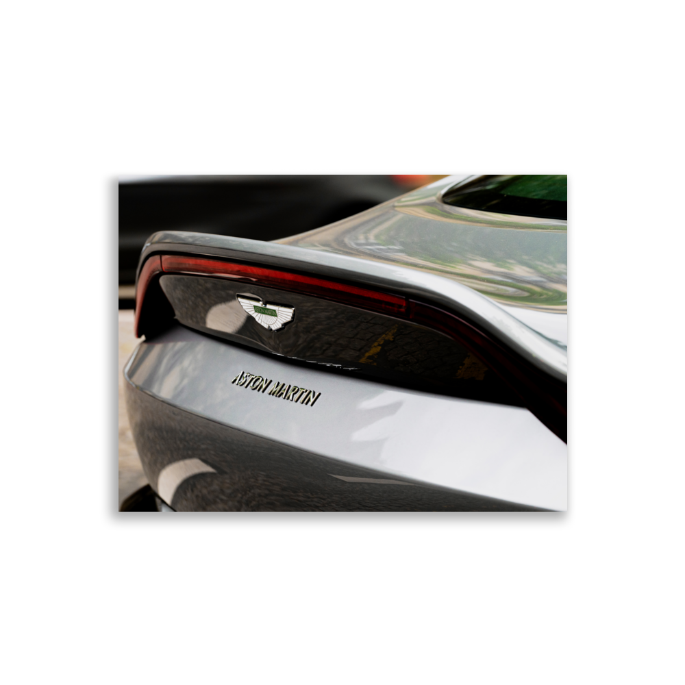 Photographie du becquet arrière d'une Aston Martin Vantage.