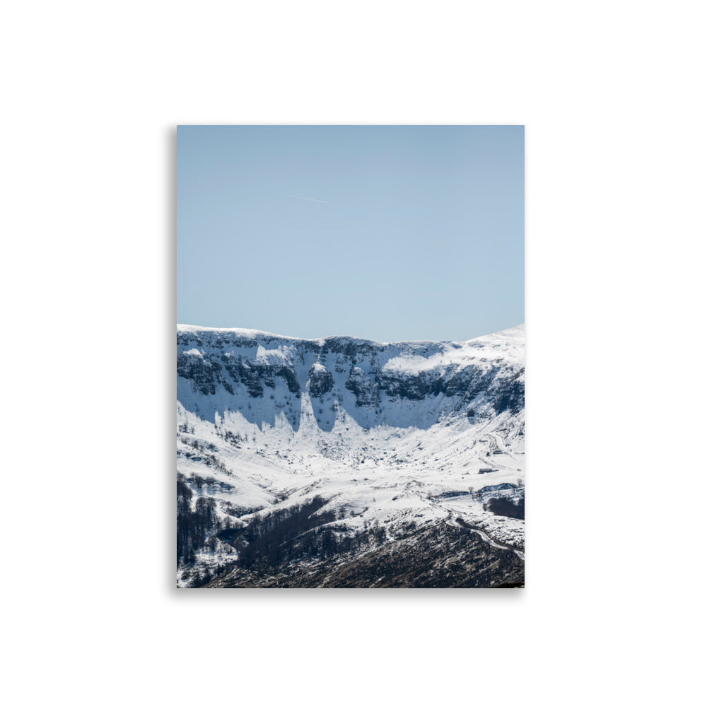Montagnes du Cantal - Paysage enneigé d'une chaîne de montagnes majestueuses - La Boutique du Poster
