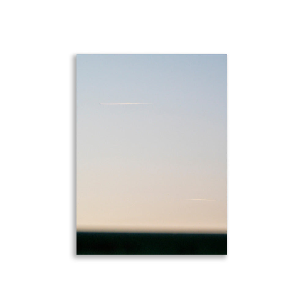 Poster Traces dans le ciel - Une photographie abstraite du ciel avec des trainées blanches laissées par les avions, évoquant la liberté et le mouvement.