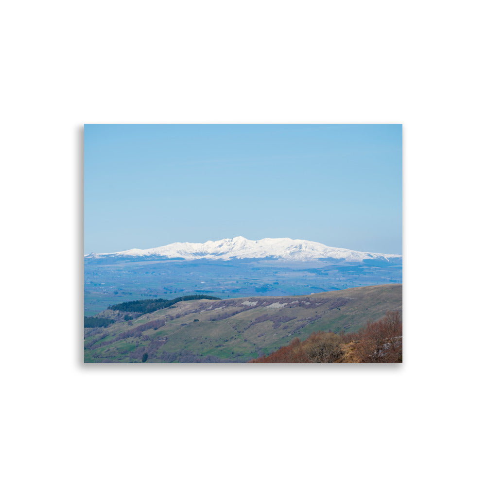 Poster Paysages du Cantal N05 - Une représentation artistique des paysages époustouflants du Cantal, entre verdure et montagnes enneigées.