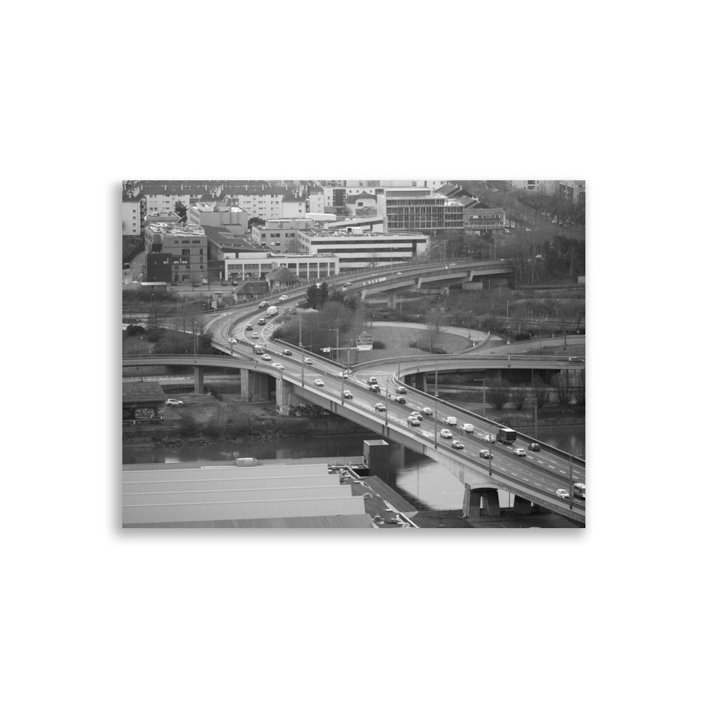 Poster Rouen N01 - Une photographie en noir et blanc captivante des hauteurs de Rouen, mettant en valeur la circulation sur un pont emblématique.