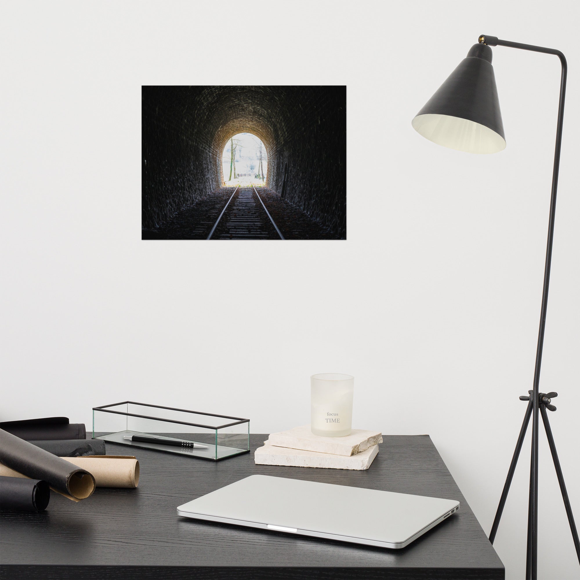 Poster Le Bout du Tunnel, une photographie captivante d'un ancien chemin de fer, idéal pour ceux qui cherchent à ajouter une touche d'évasion et de fascination à leur décoration intérieure.