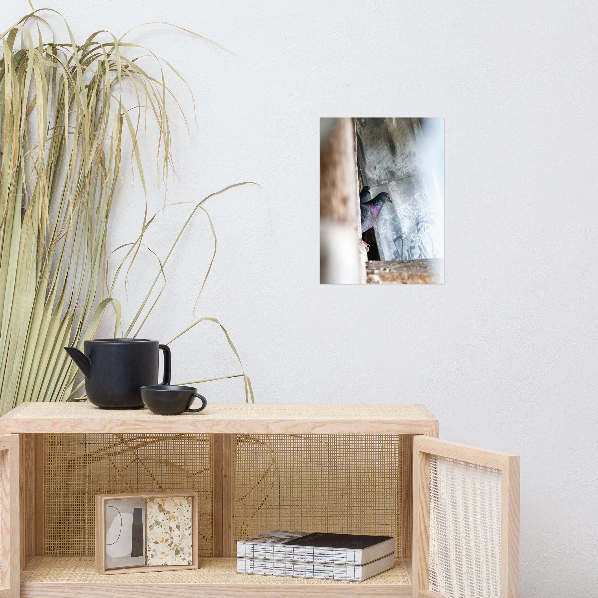 Poster Le Pigeon Voyageur, une photographie captivante d'un pigeon dans un clocher, idéal pour ajouter une touche d'élégance et de mystère à votre décoration intérieure.