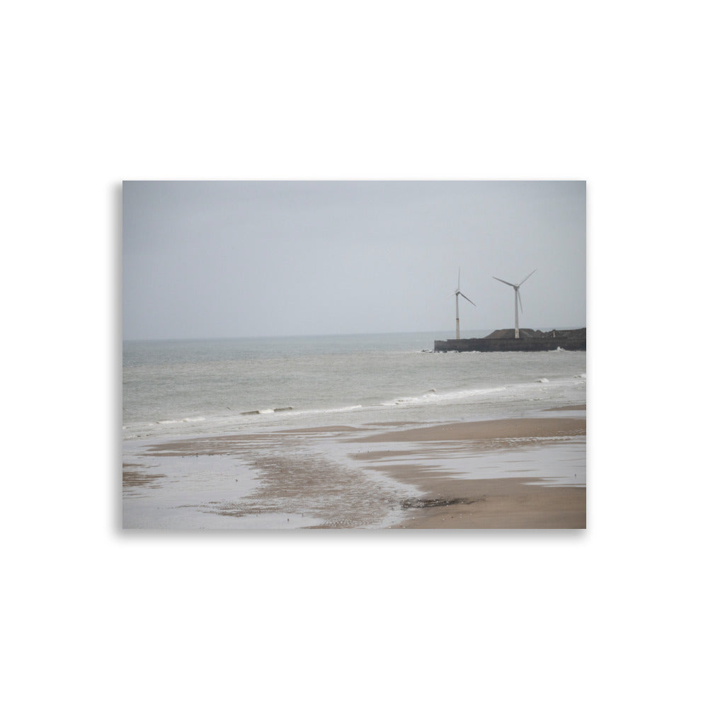 Poster d'une plage brumeuse avec mouettes et éoliennes sur la côte nord de la France