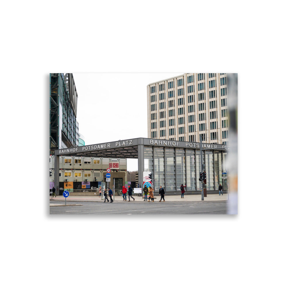 Photographie 'Bahnhof Potsdamer Platz' représentant l'extérieur de la gare à Berlin