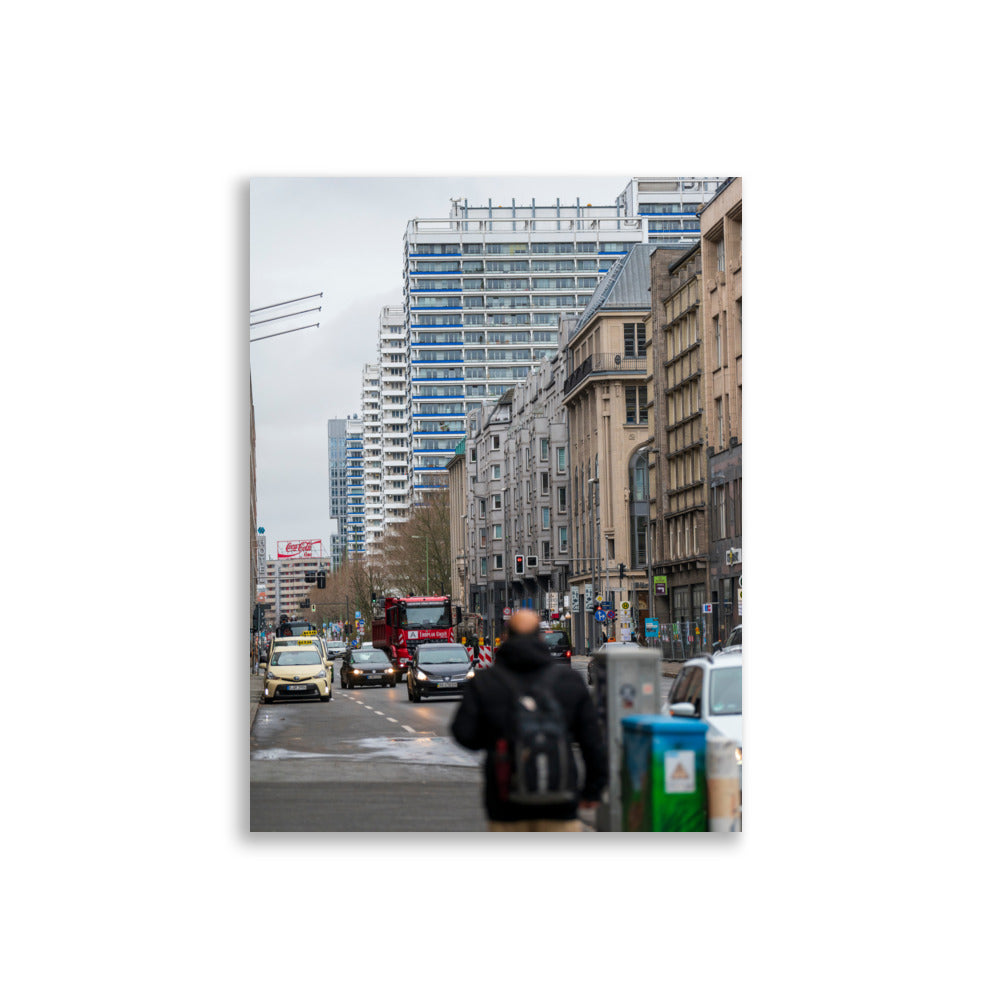 Poster 'Vie Urbaine Berlin' représentant une rue animée de Berlin avec des taxis, des travaux routiers et une publicité pour Coca-Cola
