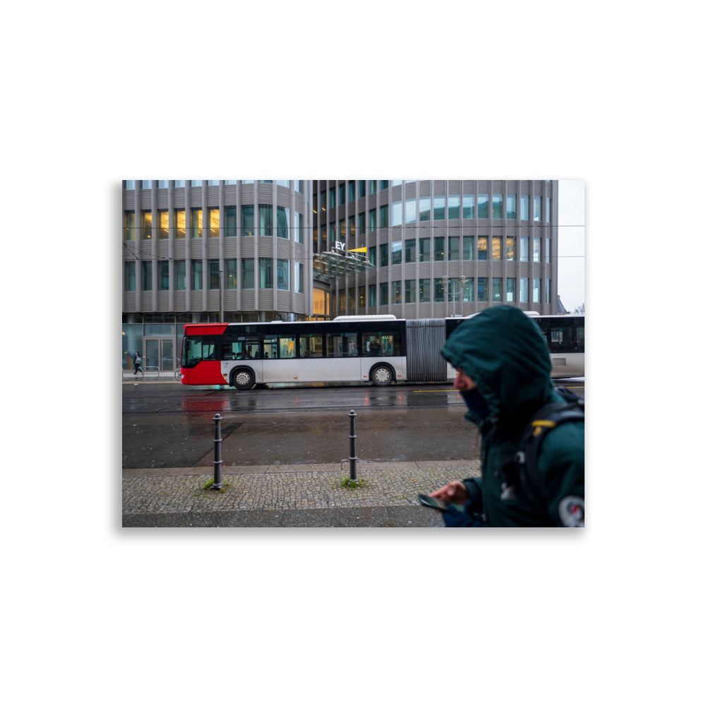 Poster 'Ernst & Young Berlin' montrant un bus berlinois devant le siège de l'entreprise Ernst & Young