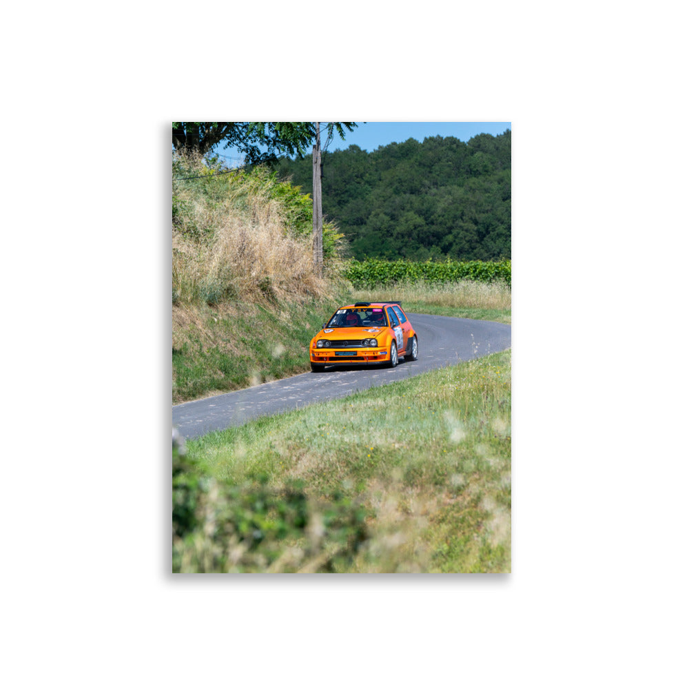 Poster 'Volkswagen Golf 3 Rallye' montrant une voiture de rallye Volkswagen Golf 3 orange en plein course