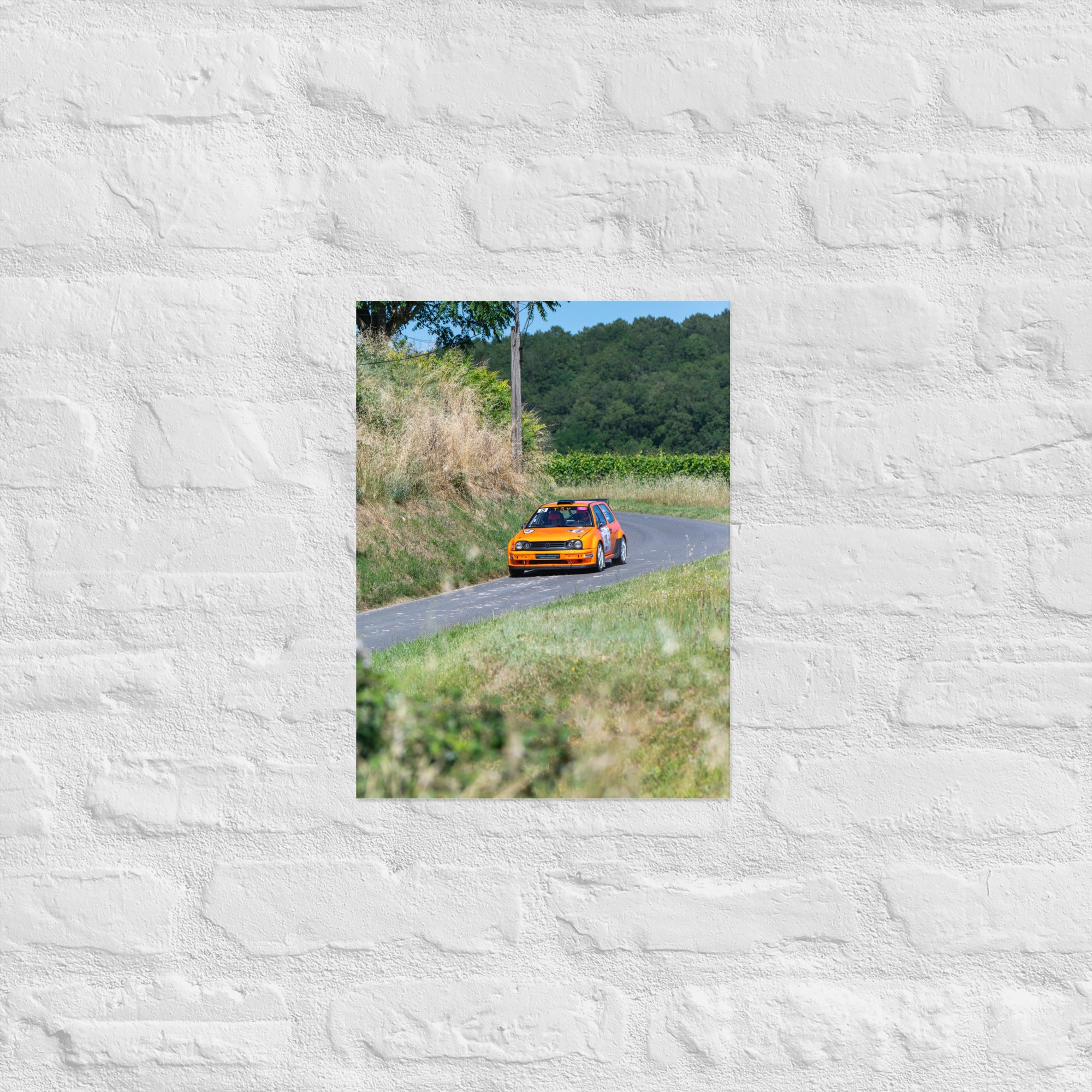 Poster 'Volkswagen Golf 3 Rallye' montrant une voiture de rallye Volkswagen Golf 3 orange en plein course