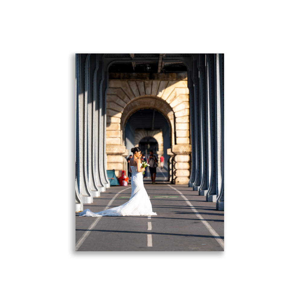 Poster 'Mariage' présentant une photographie d'un couple marié en pleine séance photo sur le pont de Bir-Hakeim à Paris.