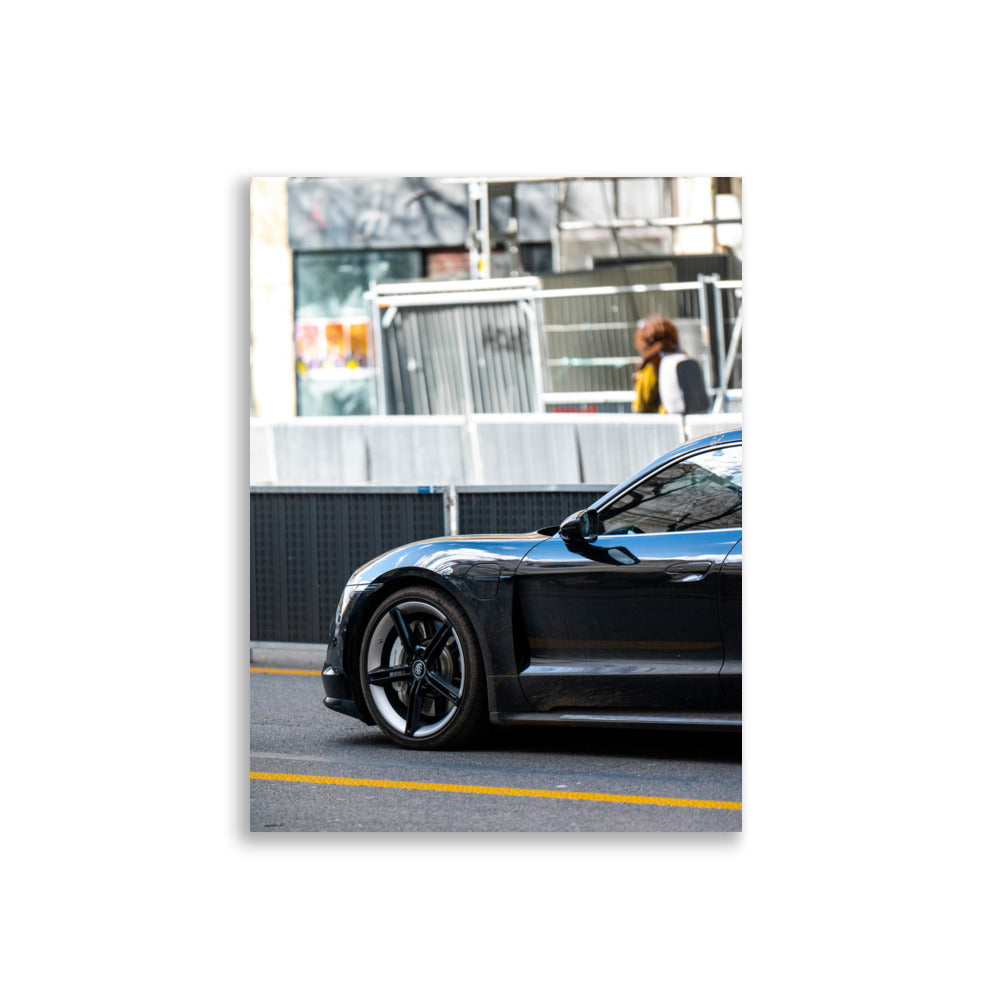 Poster 'Porsche Taycan N02' mettant en scène une photographie d'une Porsche Taycan, voiture de sport moderne.