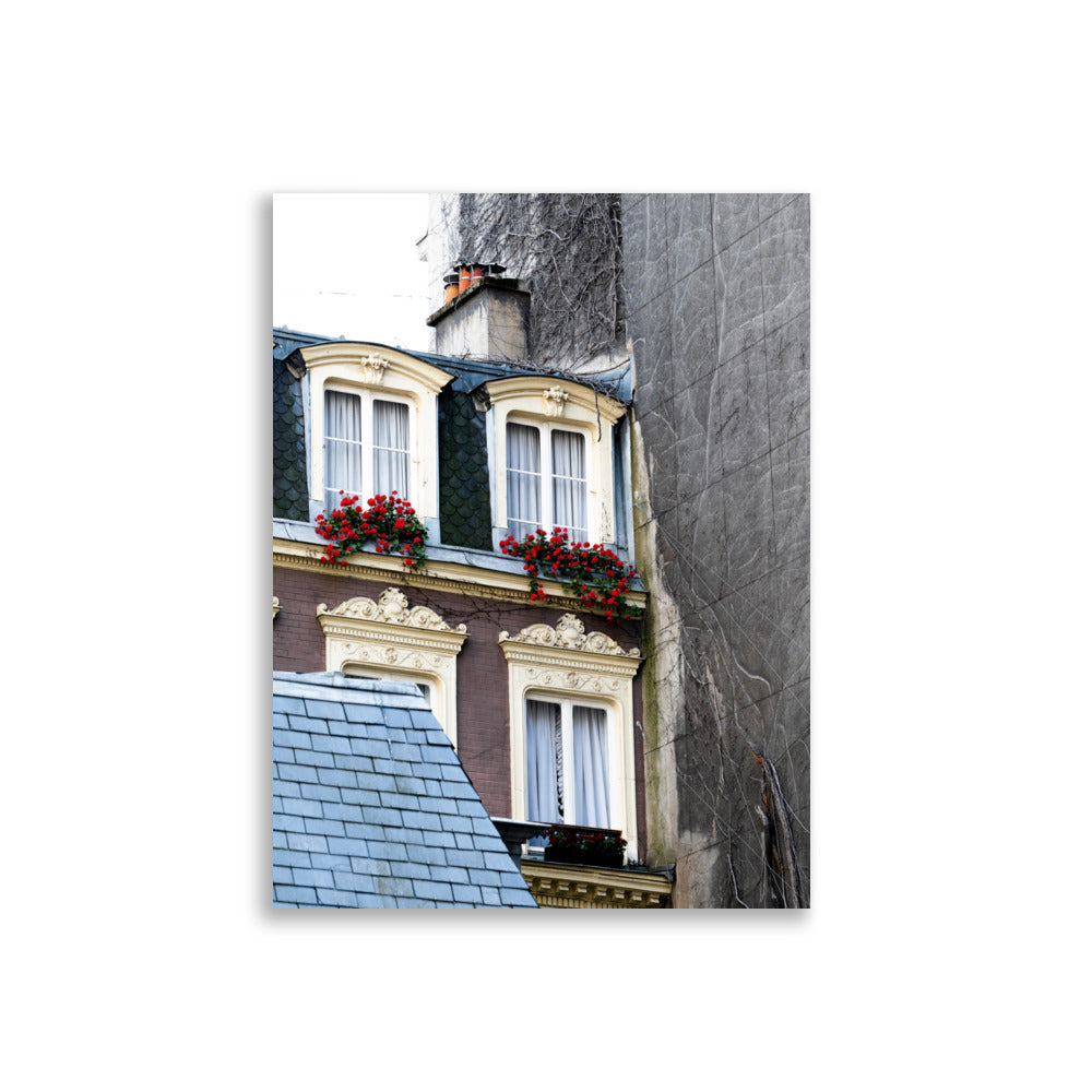 Poster 'Paris' montrant une fenêtre parisienne ornée de jolies roses.
