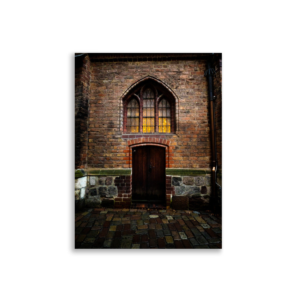 Photographie en couleur de l'entrée de l'église Nikolaikirche à Berlin, montrant des carreaux anciens et une porte en bois, évoquant une atmosphère similaire à celle d'Harry Potter.