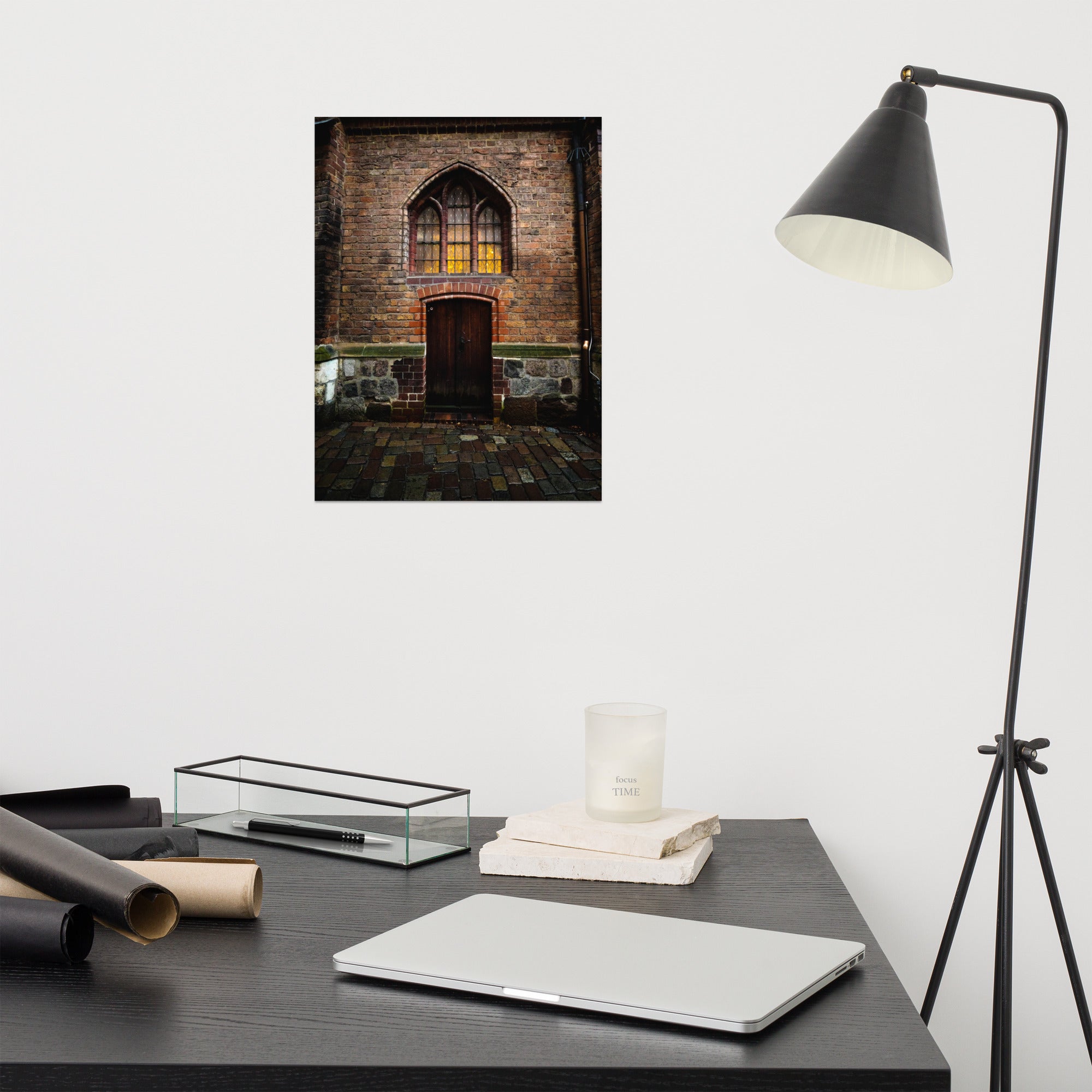 Photographie en couleur de l'entrée de l'église Nikolaikirche à Berlin, montrant des carreaux anciens et une porte en bois, évoquant une atmosphère similaire à celle d'Harry Potter.