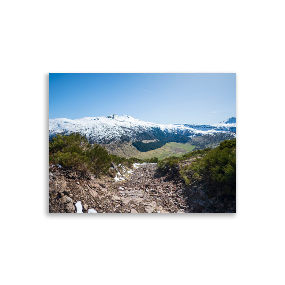 Photo d'un sentier de randonnée montagneux du Puy Mary en Auvergne, illustrant la beauté sauvage du Cantal.