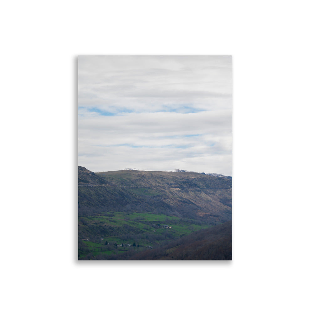 Vue panoramique du paysage auvergnat, capturant la majestuosité naturelle du Cantal.