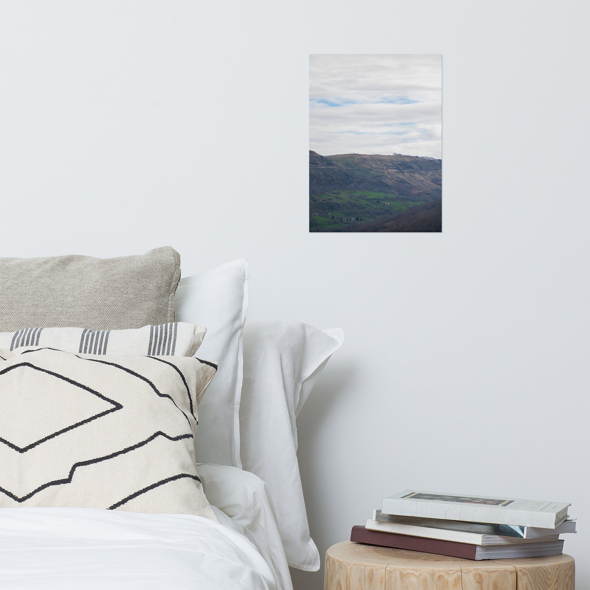 Vue panoramique du paysage auvergnat, capturant la majestuosité naturelle du Cantal.