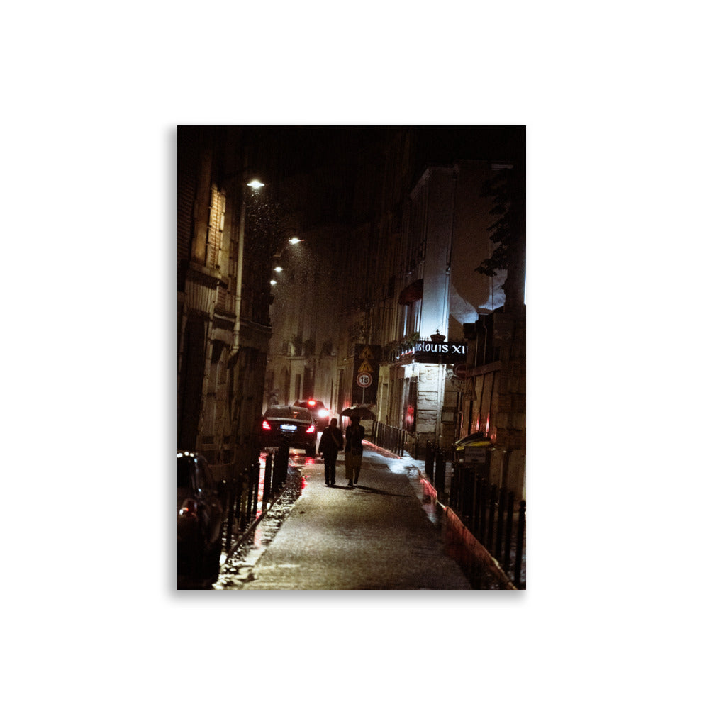 Ruelle parisienne sous la pluie avec reflets lumineux et couple se promenant main dans la main.