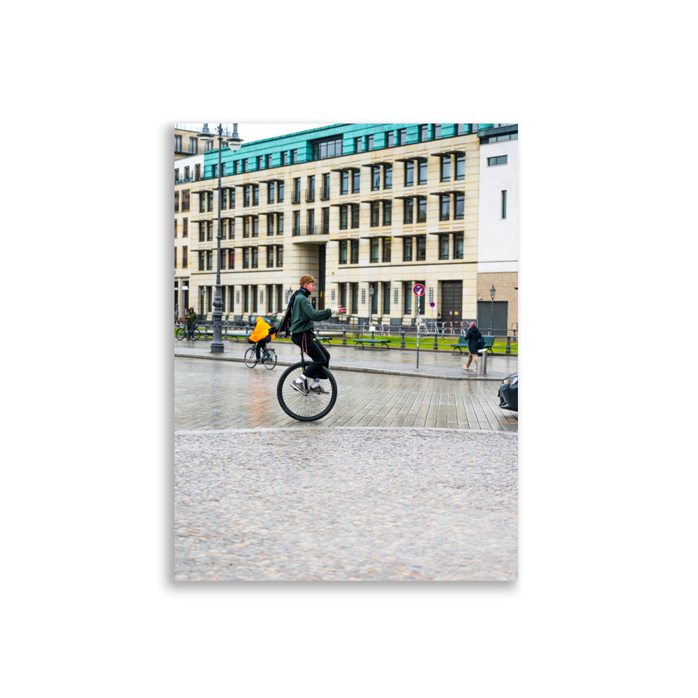 Jeune monocycliste en mouvement près de la Porte de Brandebourg à Berlin.