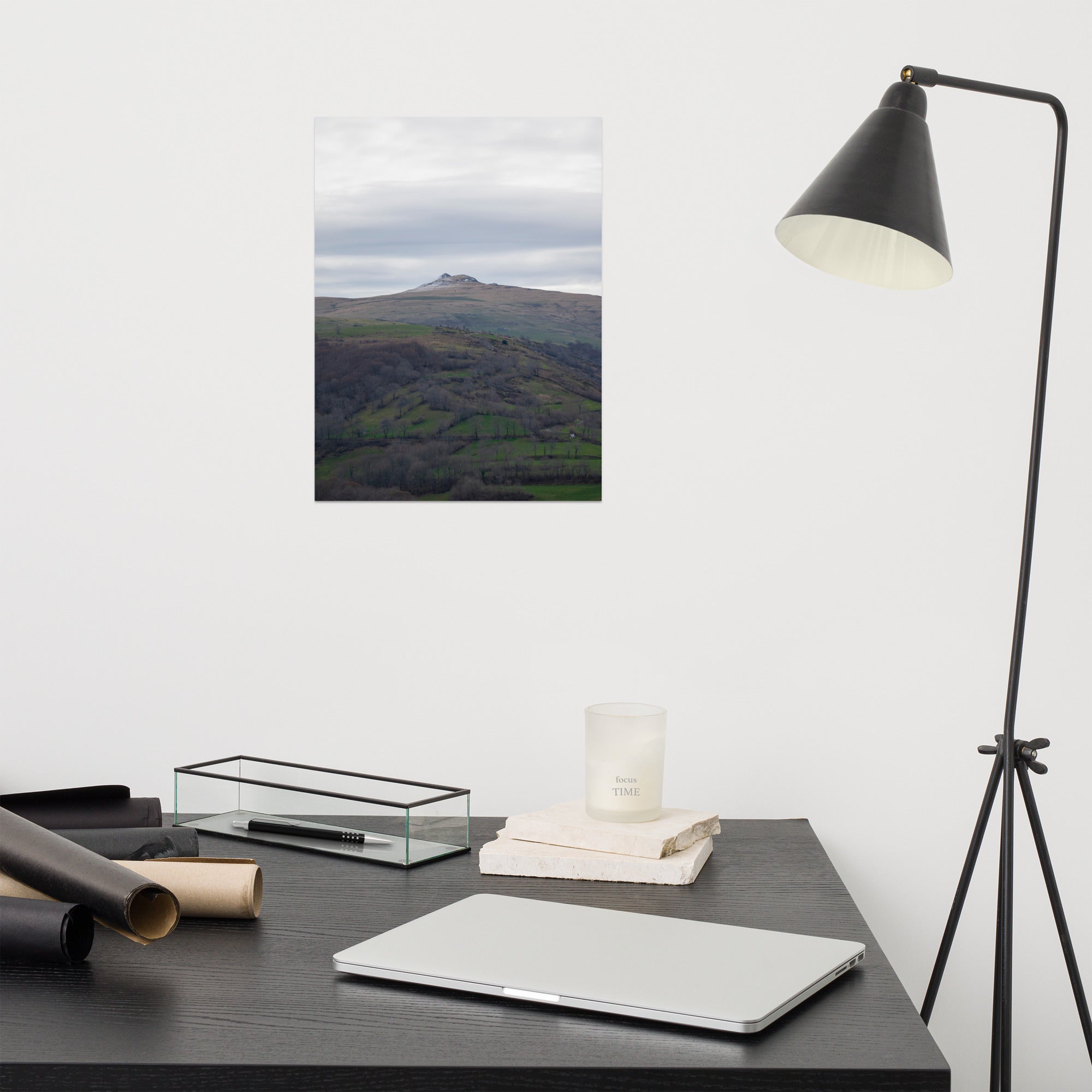 Paysage du Cantal : champs verdoyants en premier plan avec pic montagneux à l'arrière-plan.