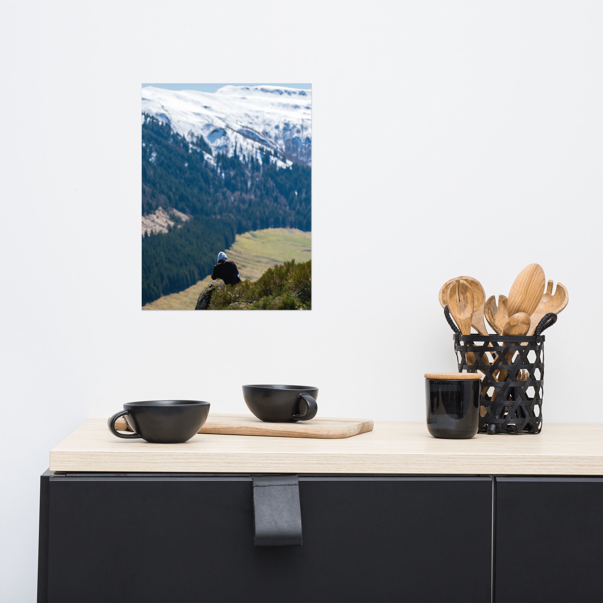 Figure en méditation sur une montagne du Cantal, vaste paysage en arrière-plan.