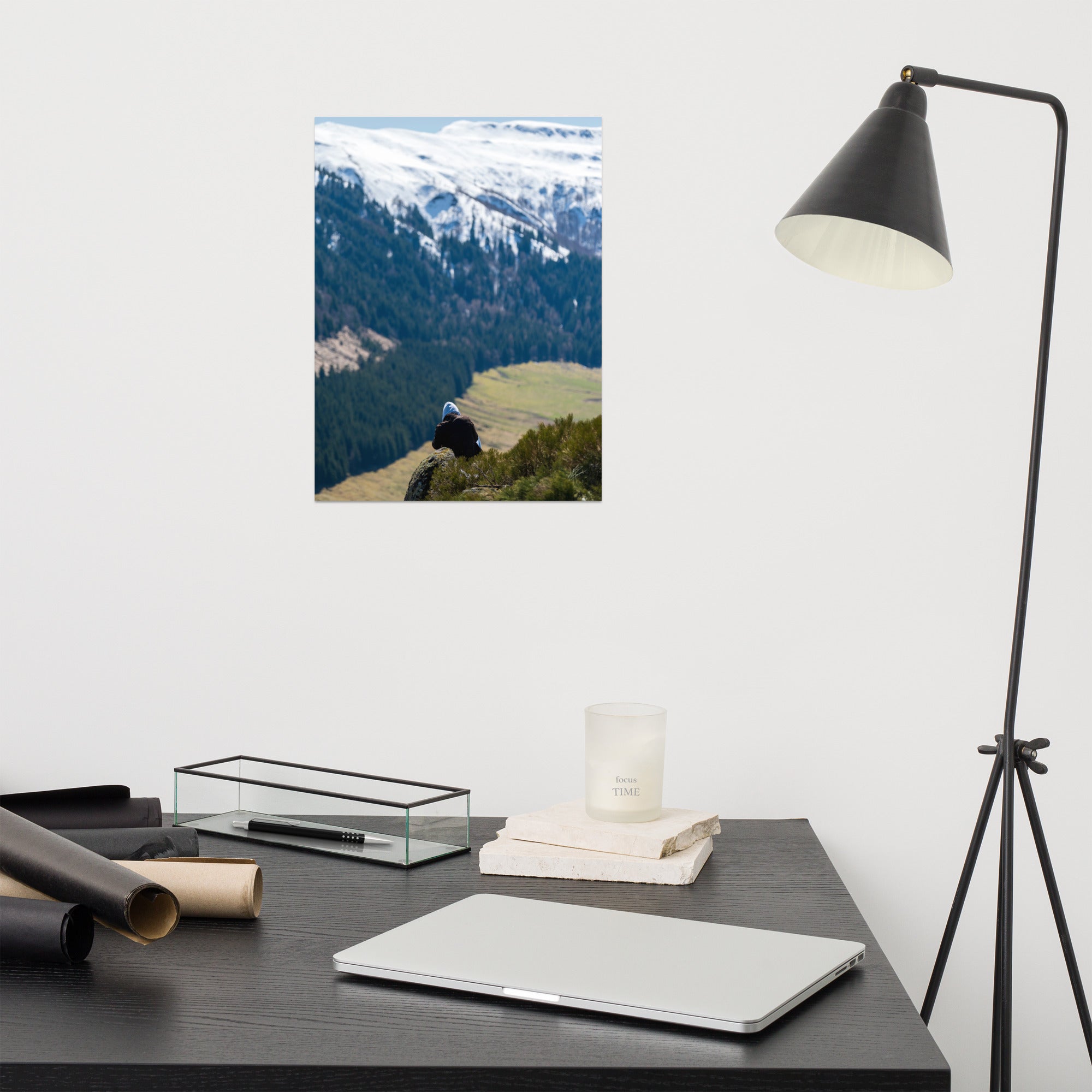 Figure en méditation sur une montagne du Cantal, vaste paysage en arrière-plan.